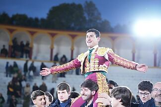 El debutante David Guti�rrez abre la feria de Olivenza a hombros en una noble novillada de Talavante