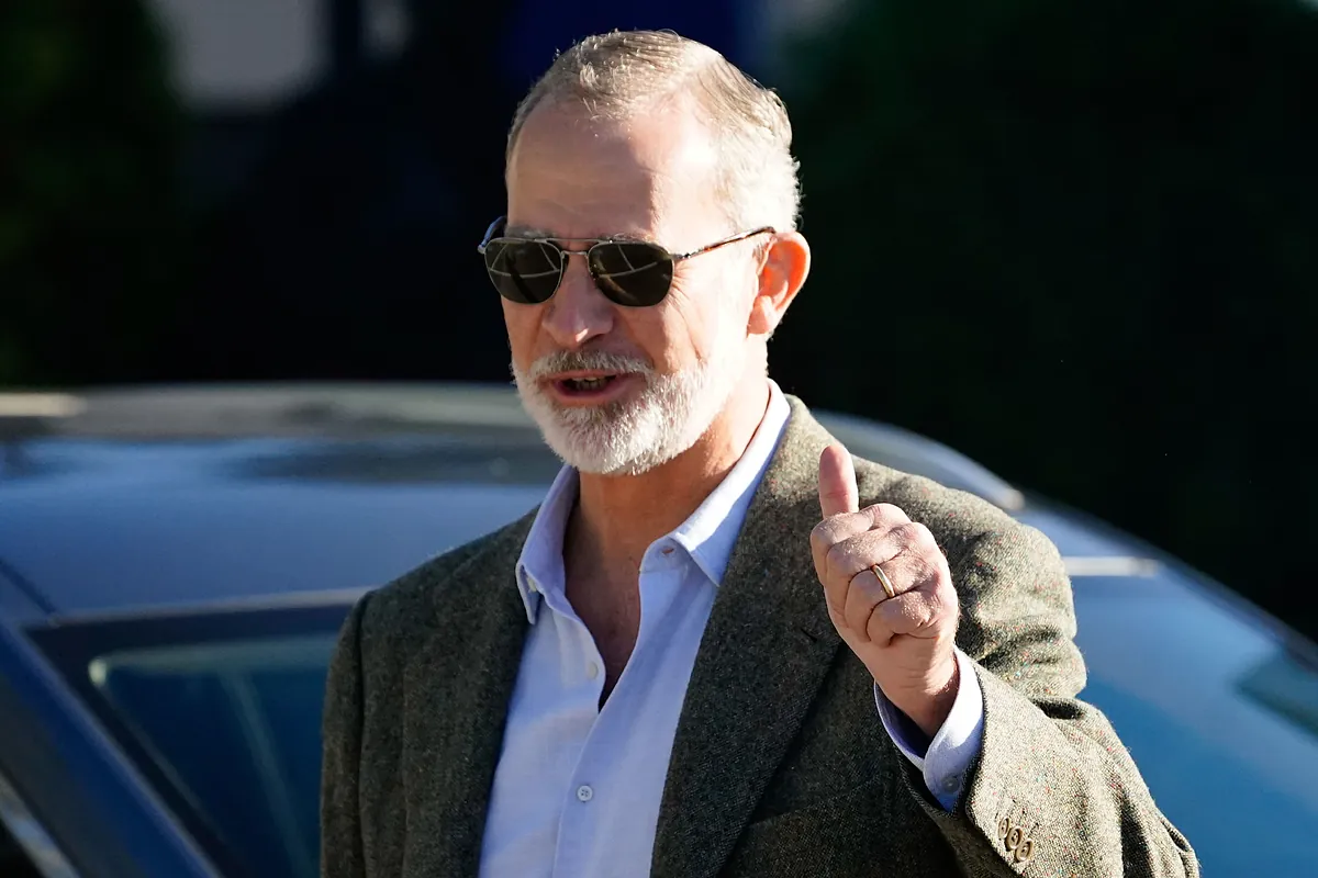 Felipe VI, intervenido con éxito de cataratas en su ojo izquierdo, sale de la clínica a pie y con gafas de sol: "¡Muy bien, bien, gracias!"