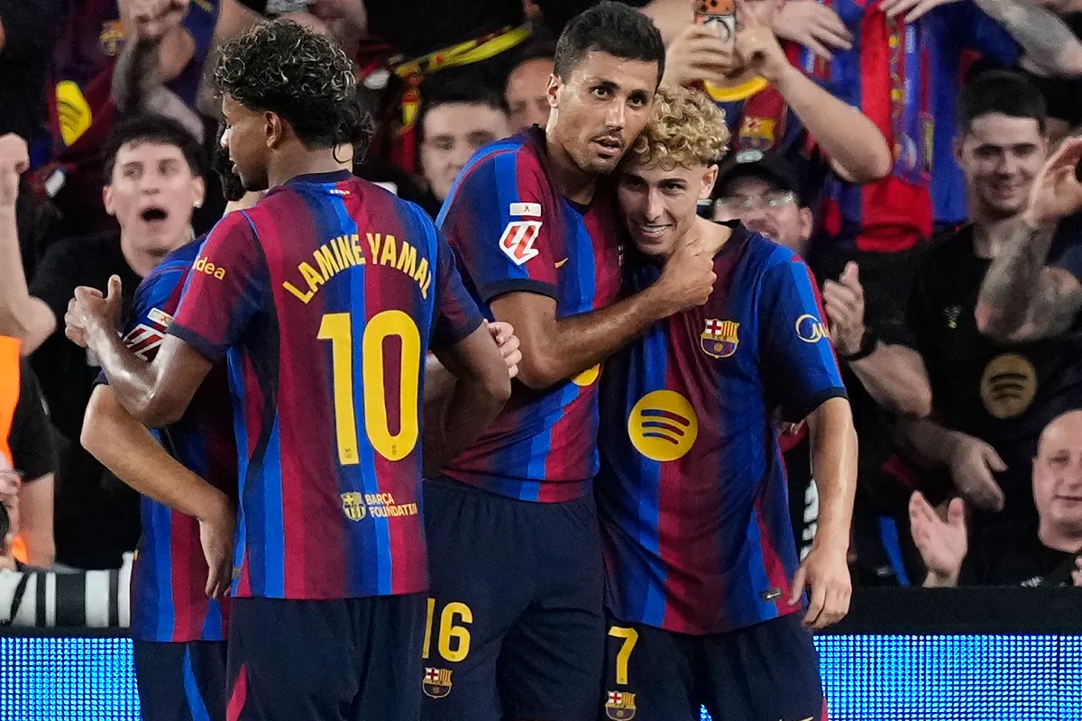 Raphinha y Fermín se disfrazan de '9' para vencer a un Athletic que se agarró a Unai Simón