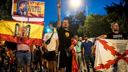 VÍDEO: Vecinos de Ceuta protestan por la crisis migratoria y cargan contra  Pedro Sánchez: "¡Hijo de puta!" | España