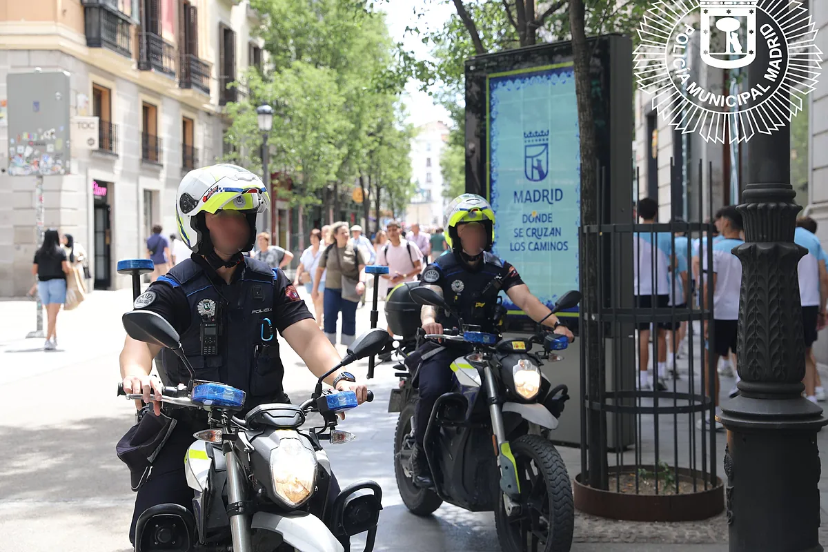 Un Policía Municipal en moto atropella a tres veinteañeras en la Gran Vía durante el Orgullo: una de ellas, en estado grave