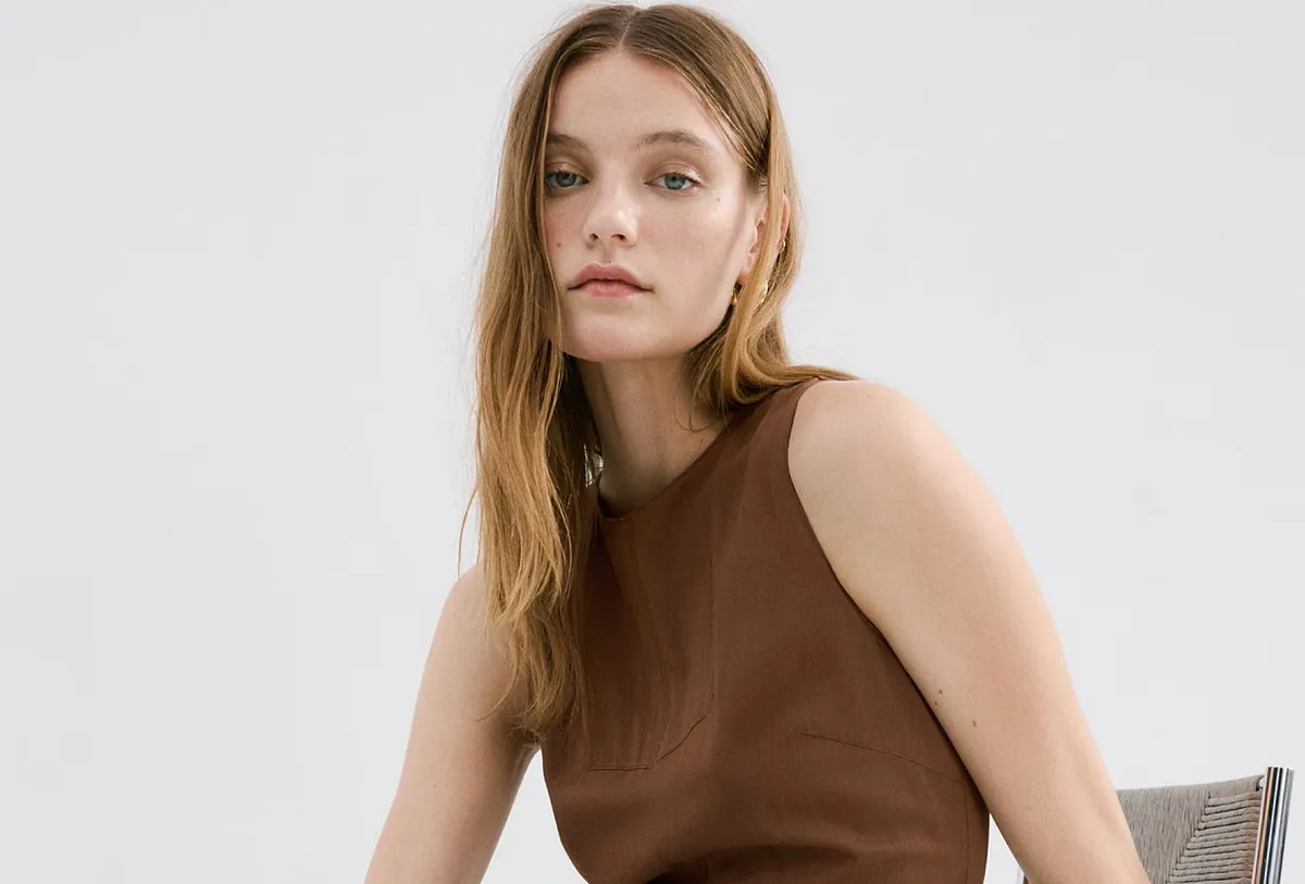 Ni beige ni blanco roto: 6 prendas en marrón tiramisú que las que saben de moda recomiendan a los 50