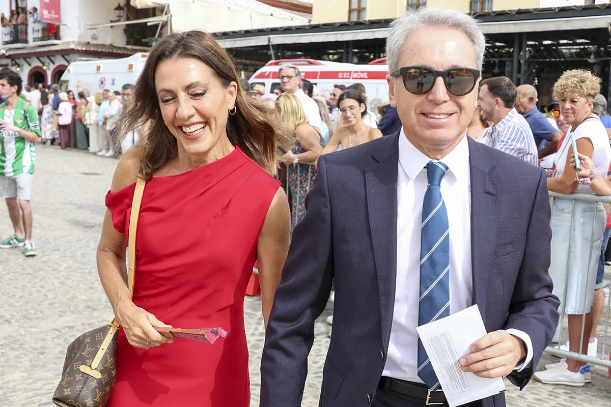 Vicente Vallés y Ángeles Blanco: cogidos de la mano y muy felices durante su escapada a Ronda antes de ser competencia en TV