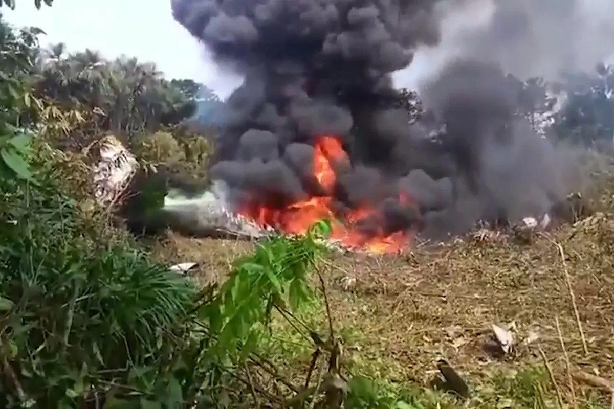Se estrella un avión Hércules de la Fuerza Aérea colombiana con unas 80 personas a bordo