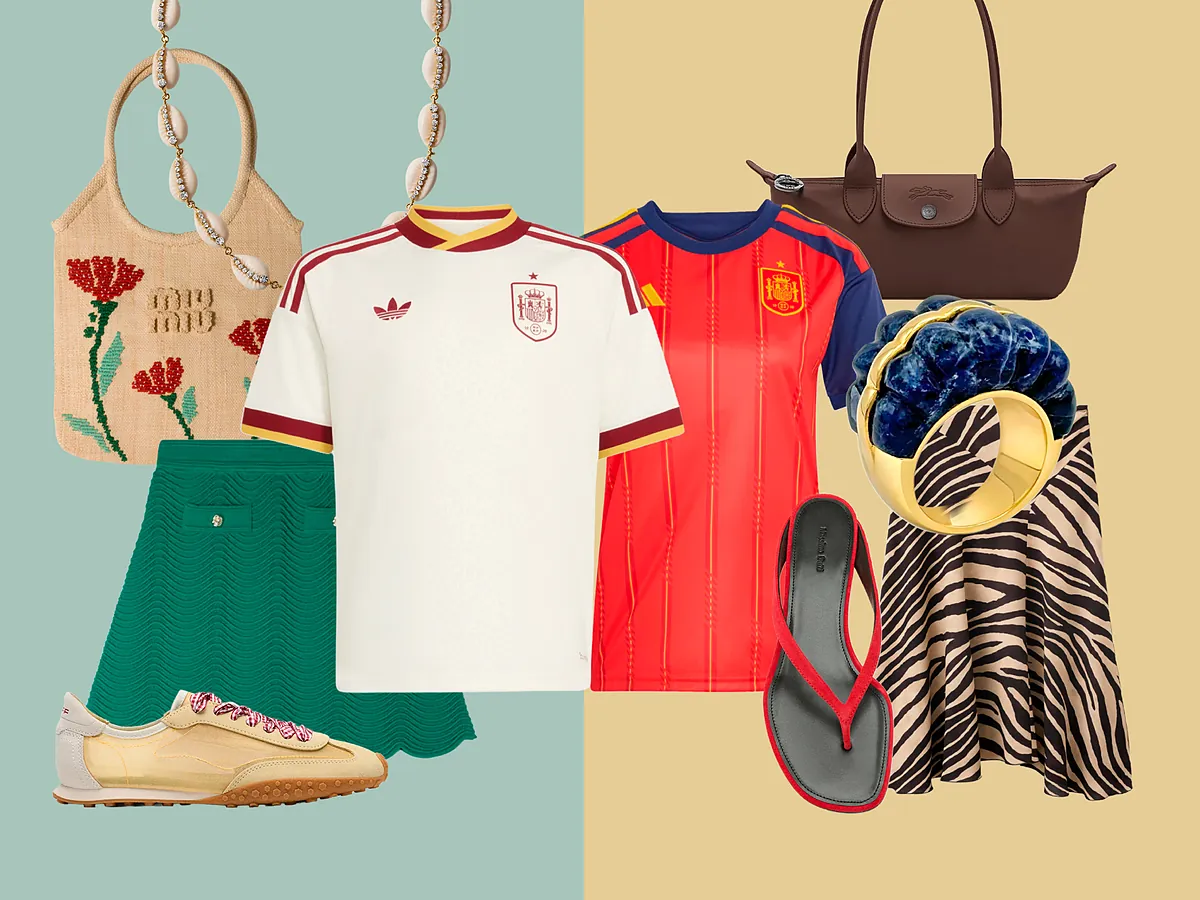 Con falda de animal print o con el pololo más buscado del verano: así enseña la pasarela a combinar la camiseta de la Selección Española