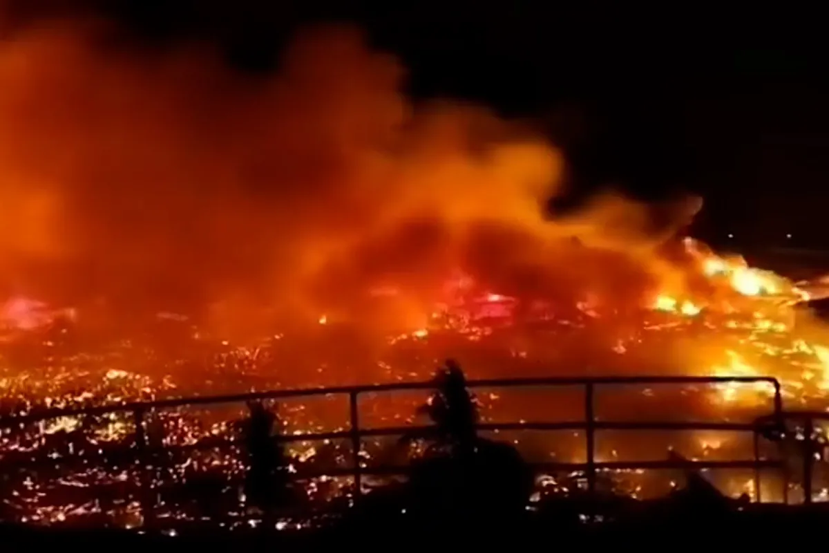 Al menos 1.000 viviendas calcinadas tras incendiarse un pueblo flotante en Malasia
