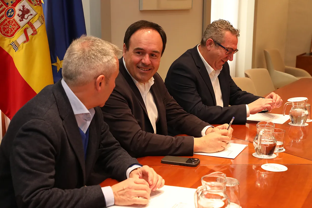 Llorca afea al Gobierno el pacto con Marruecos para desarrollar desaladoras y trasvases que aumentarán la competencia con los regantes españoles