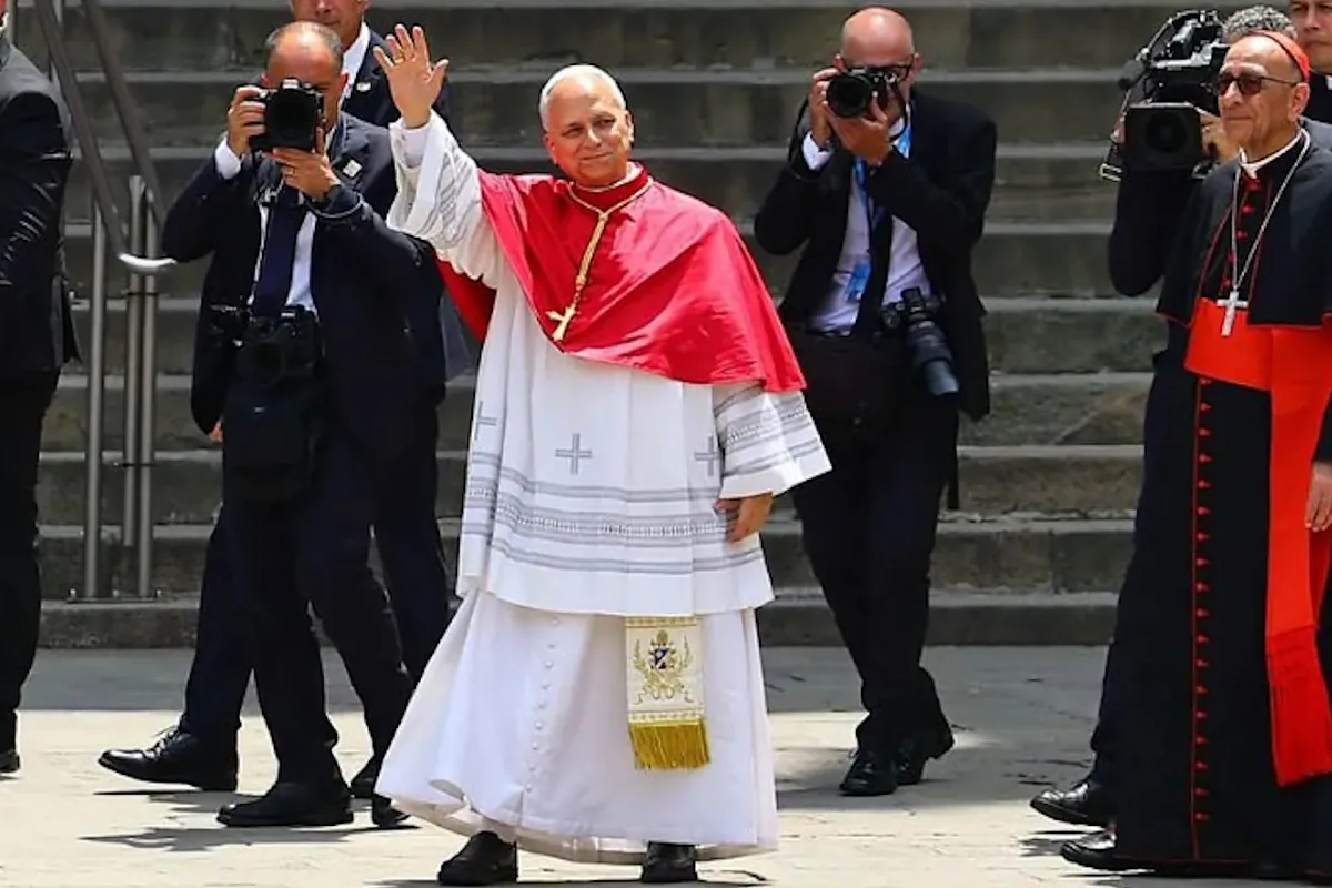 El Papa León XIV lee parte de su discurso en catalán desde la Catedral de Barcelona