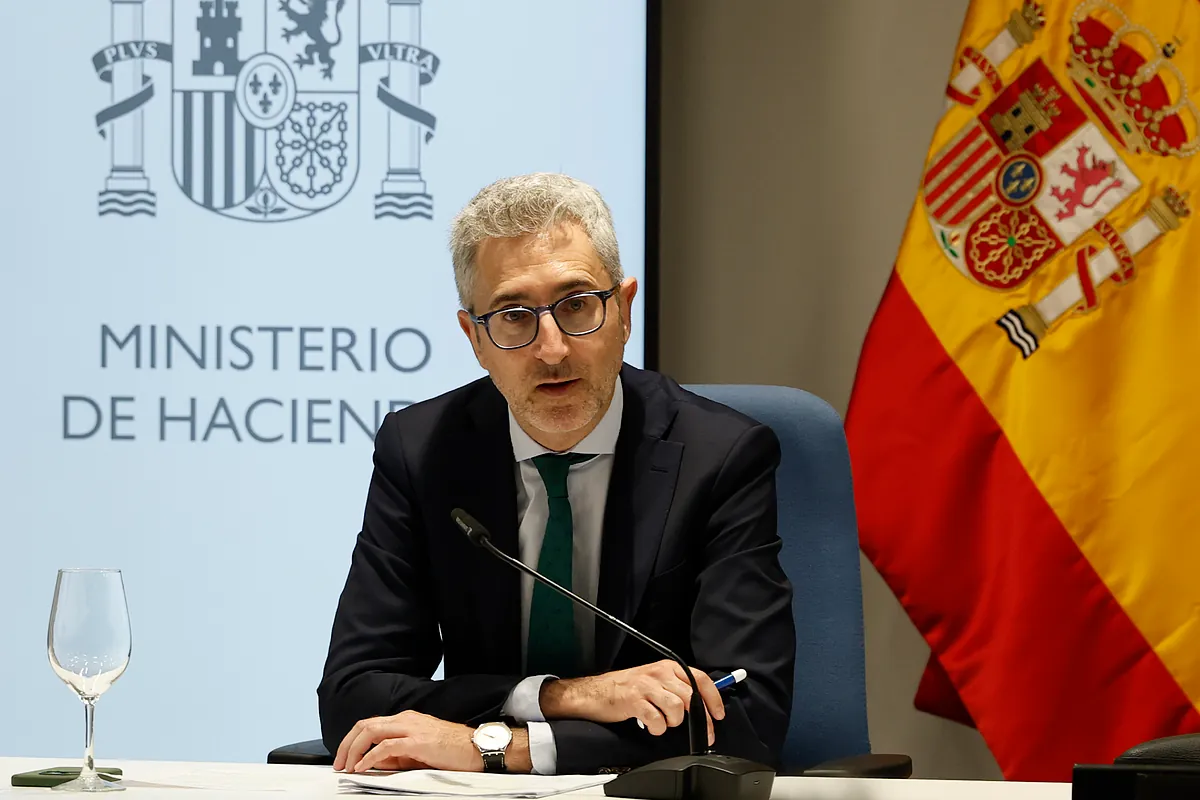 El ministro Arcadi España quita hierro a la dimisión en cadena de la cúpula de la Agencia Tributaria y anuncia que nombrará sucesor este martes: "Es la normalidad"