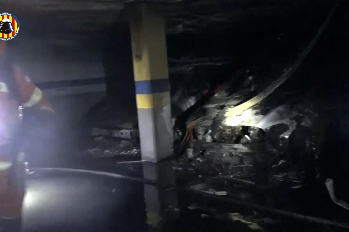 Aparatoso incendio en un garaje subterráneo de Silla (Valencia)