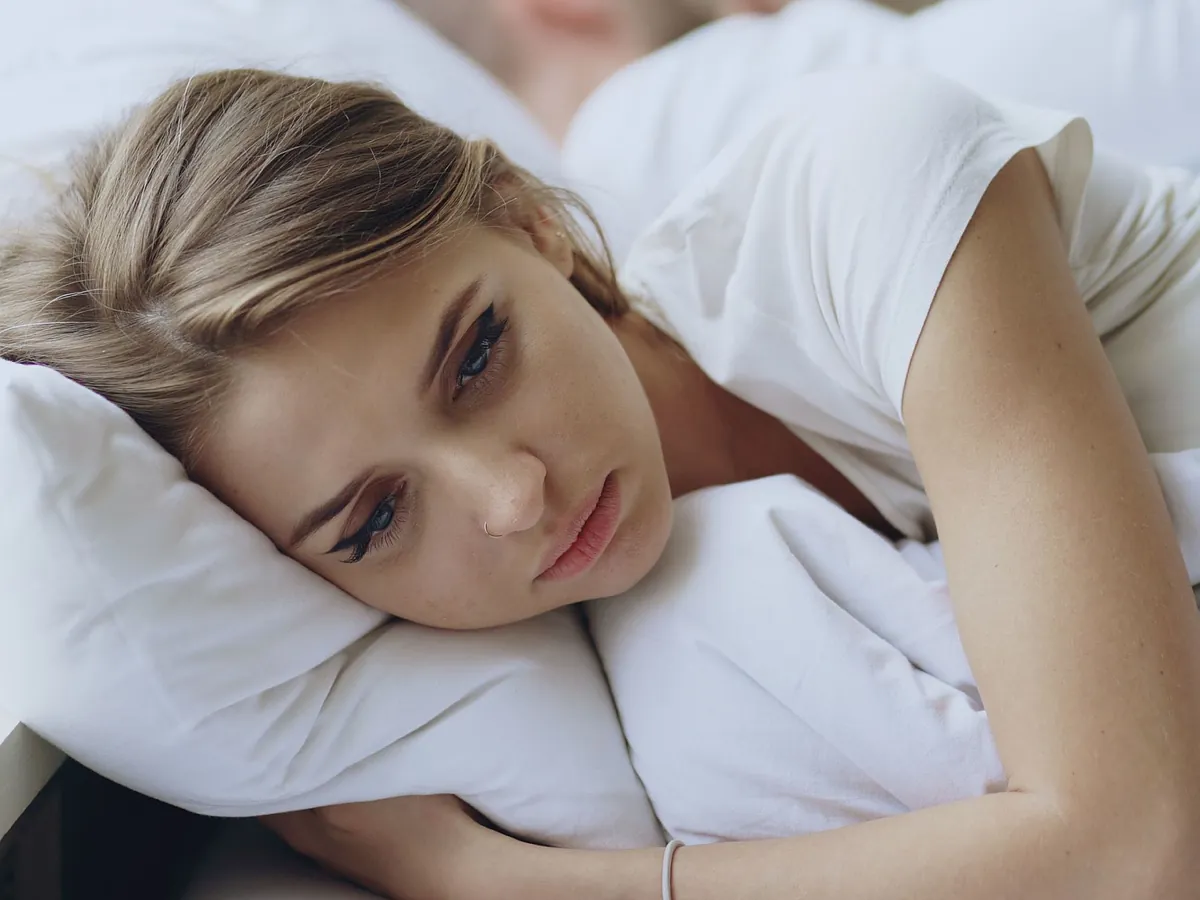 Los expertos en sueño coinciden: estos son los errores que cometemos y que más dificultan dormir cuando hace calor