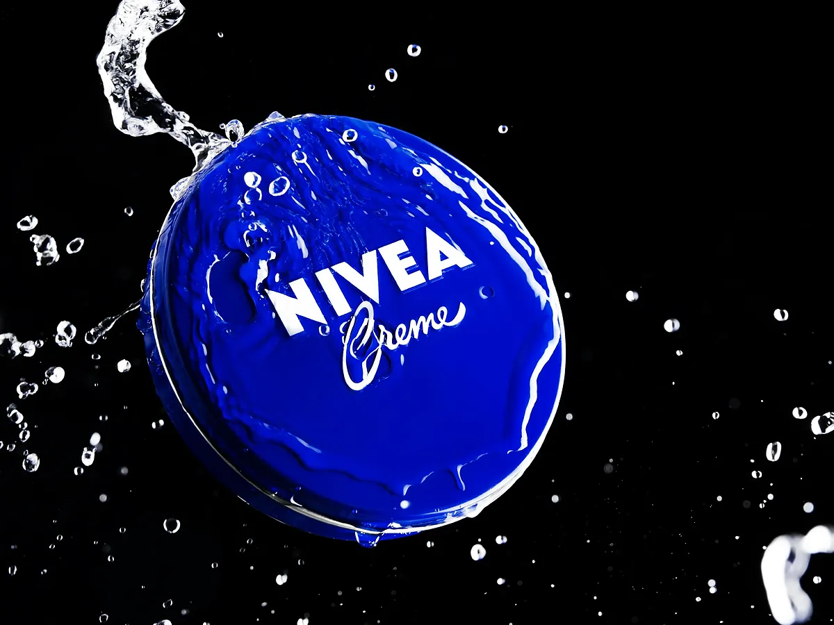 La crema de la lata azul de Nivea, a examen según una farmacéutica: "No sustituye al fotoprotector en ningún caso ni al aftersun, pero es especialmente útil para hidratar y suavizar la piel seca"