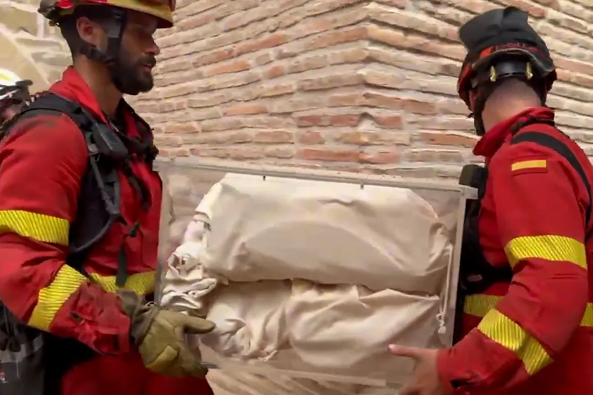 La UME ayuda a salvar bienes históricos por el avance del incendio de Huesca