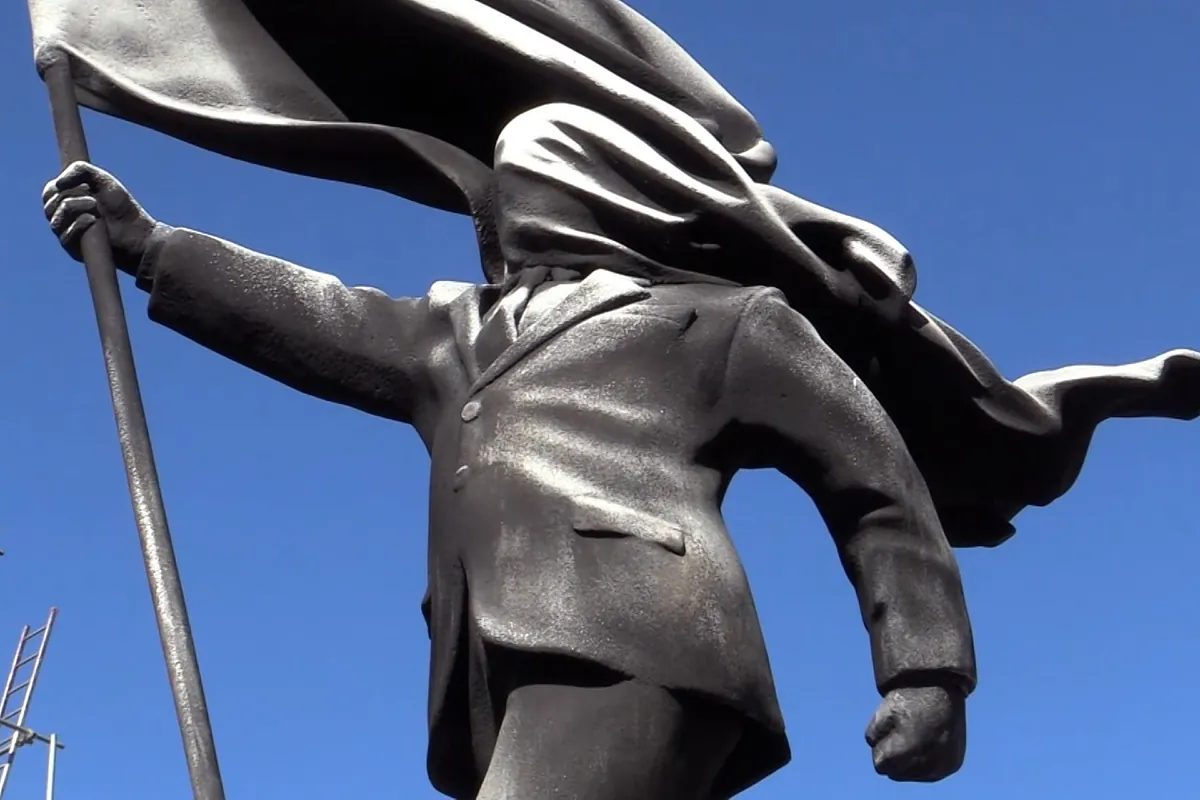 Aparece en el centro de Londres una estatua con la supuesta firma de Banksy