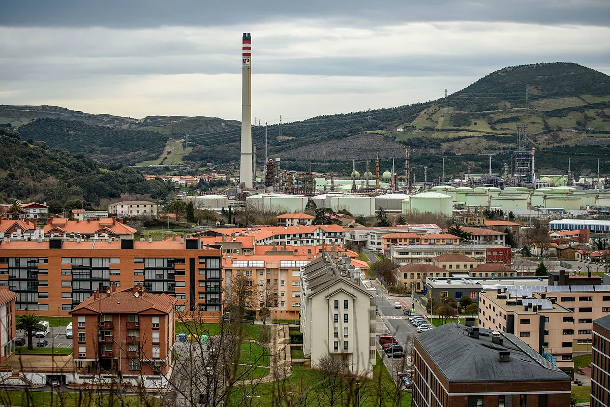 Salud pide a los vecinos de Muskiz que se queden en sus casas y cierren ventanas y puertas por una fuga de benceno en Petronor