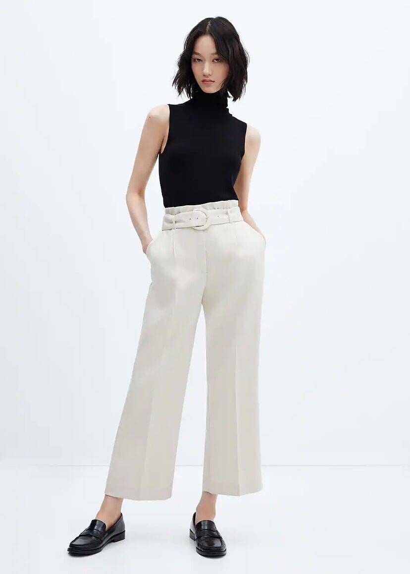 Zapato Pantalon Blanco Con Top Negro Look De Moda: Camiseta Con Cuello Circular Blanca, Vaqueros Pitillo Negros,  Zapatos Derby De Cuero Blancos, Bolso De Hombre De Cuero Negro