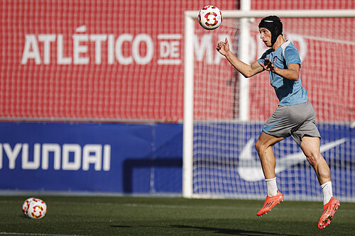 El calvario de Le Normand tras 67 d�as fuera, entrenamientos en silencio y casco protector: "El hematoma genera miedo en el futbolista"