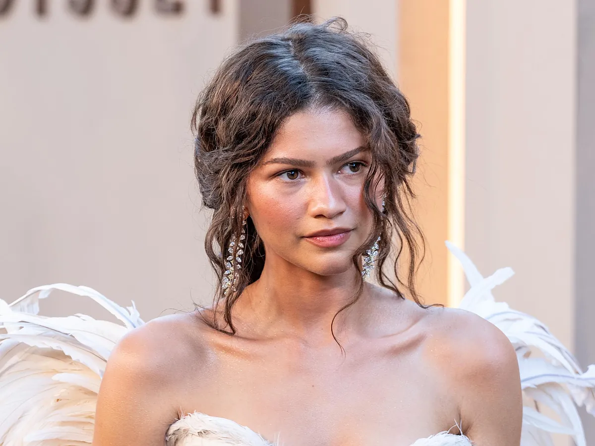 ¿Estamos ante el fin de la máscara de pestañas? La tendencia que ha conquistado a Zendaya o a Hailey Bieber, analizada por maquilladoras: "El rostro se ve más limpio, más minimalista"