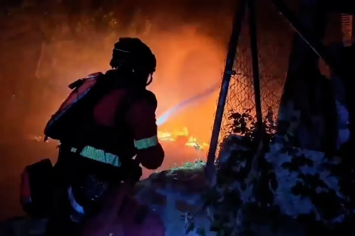 La UME trabaja sin descanso en el incendio de Pelayos de la Presa (Madrid)