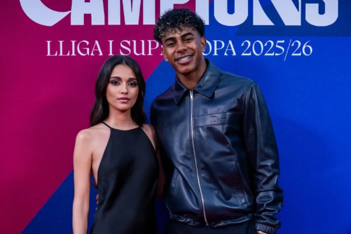 Lamine Yamal confirma su relación con la influencer Inés García y posa con ella de la mano en un evento del Barça