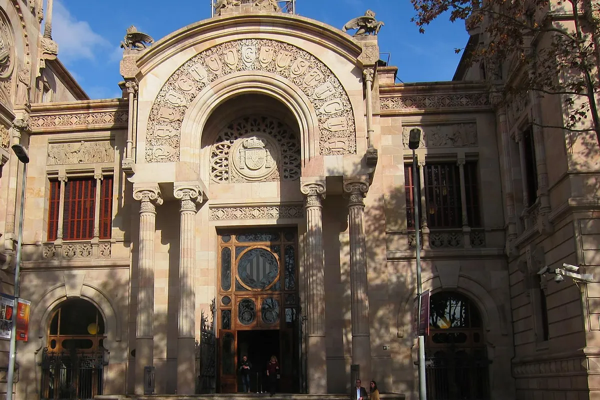Prisión provisional para los padres del bebé muerto en Tarragona y libertad con cargos para la madre del bebé hallado muerto en el barrio de La Mina