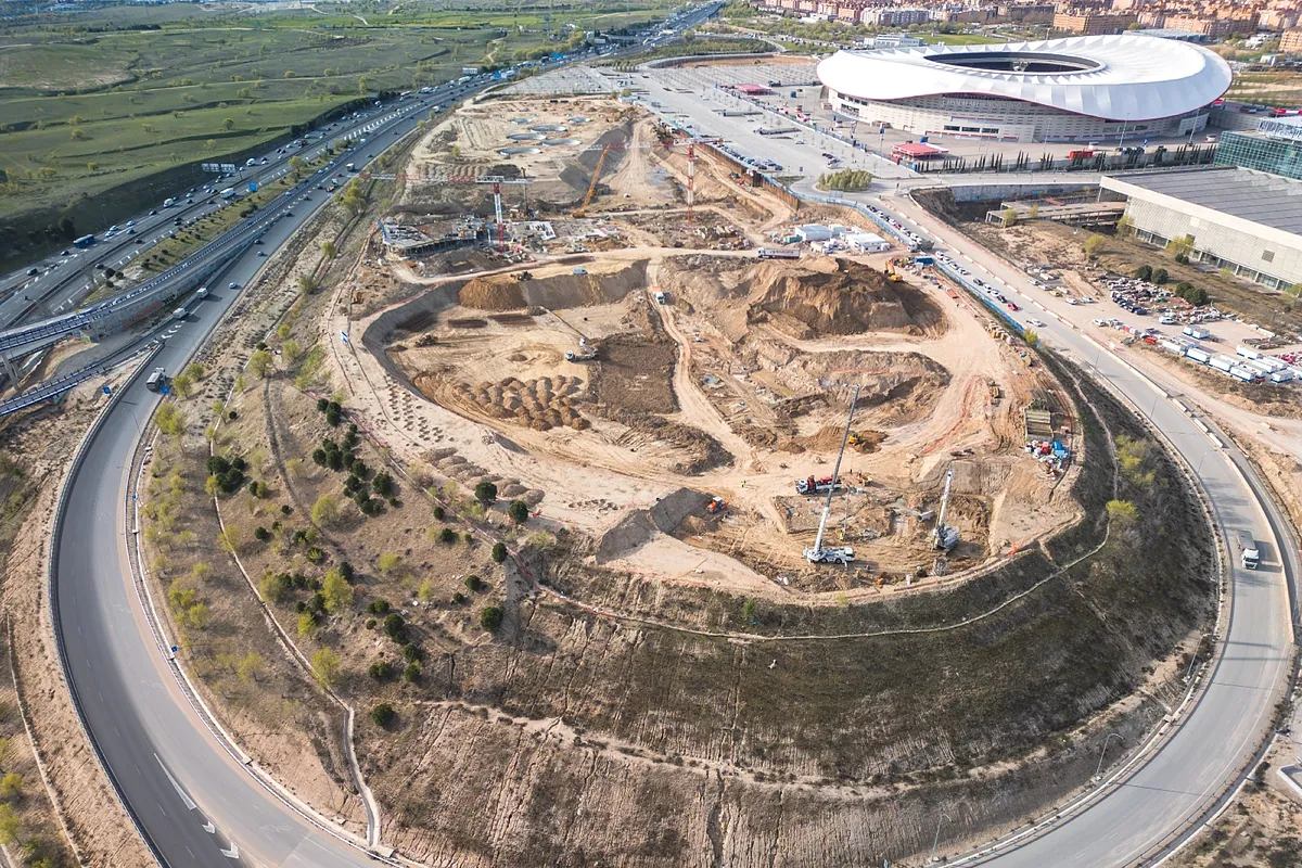 La cuenta atrás para las olas en la Ciudad del Deporte del Atlético de Madrid: tierra 'premium' del túnel de la A-5, un motor que viajará en 60 contenedores y arena de playa que no quema ni se vuela