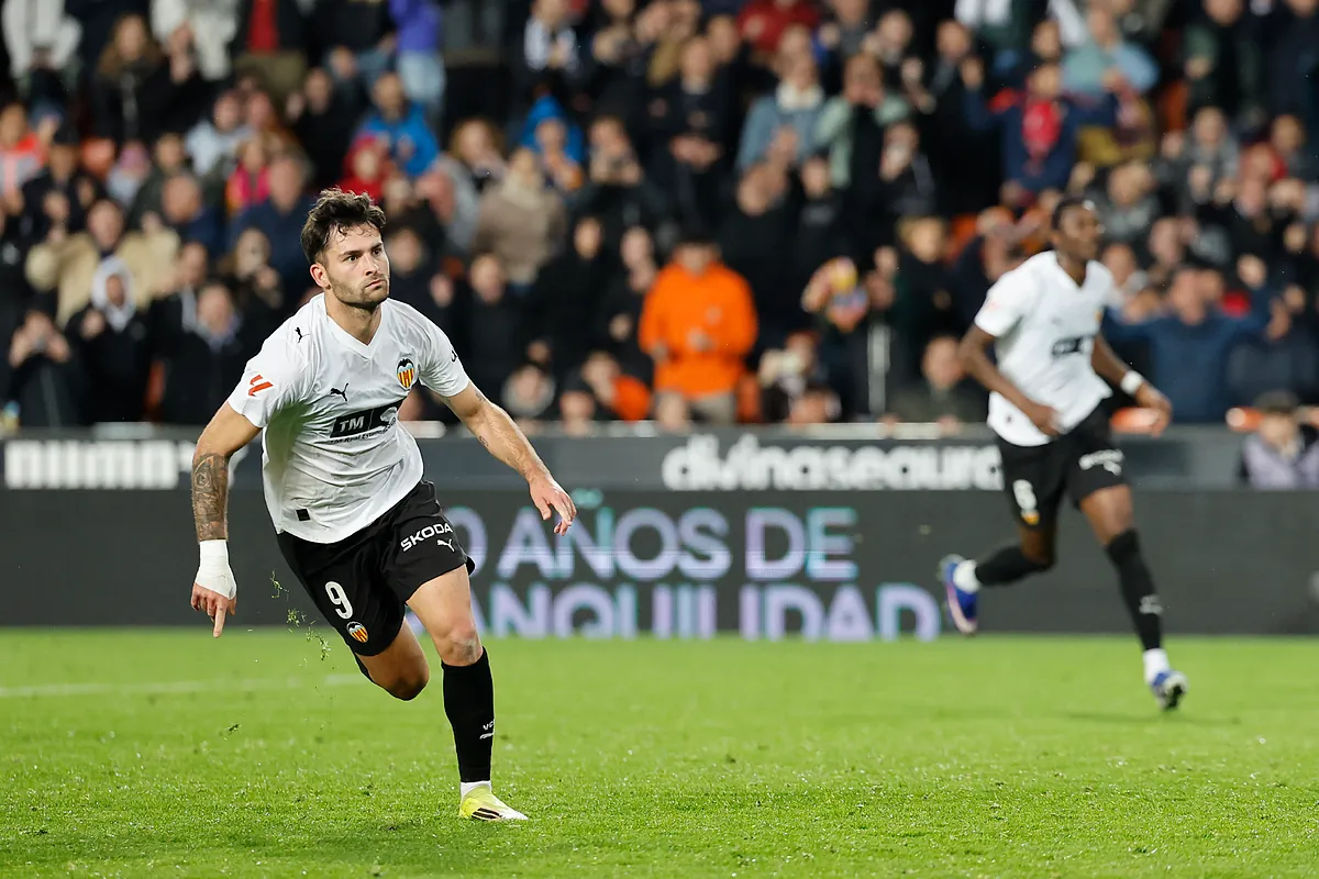 El Valencia sobrevive a Quique con una remontada de dos goles en la ...