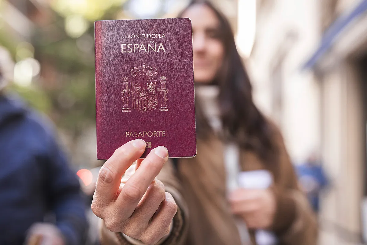 La larga sospecha con el voto emigrante y la lección que Feijóo y Sánchez aprendieron en Galicia hace 20 años