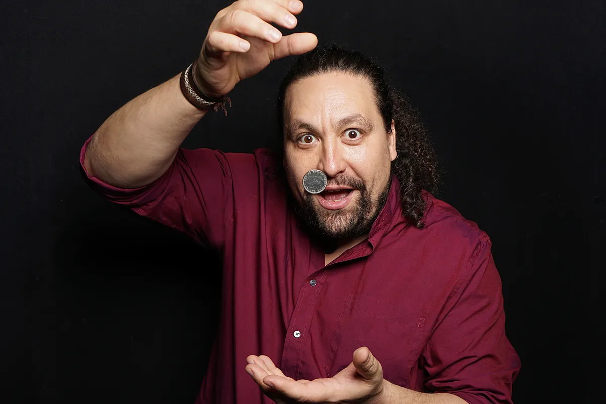 Trucos, timbas, mentalismo, sesiones de micro abierto... Bienvenidos al Teatro Encantado