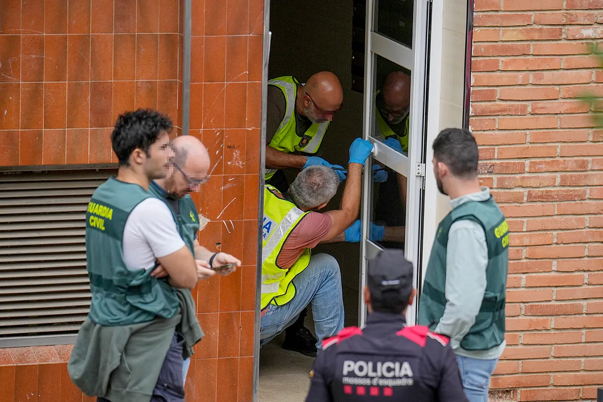 Los Mossos registran dos domicilios y un local en Terrassa con los detenidos por el tiroteo contra dos guardias civiles y buscan a un cuarto implicado