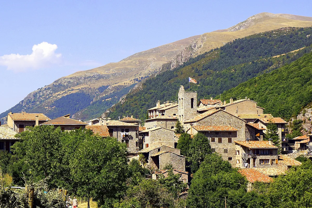 Trucha, croissant gigante y longaniza artesana: Este es el pueblo medieval catalán perfecto para recorrer a pie y disfrutar de su gastronomía