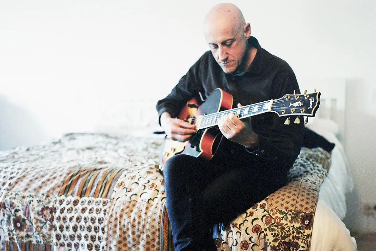 Jorge Martínez, el macarra que nació con Ilegales del estallido social de la Asturias de los 80: huelgas, batallas campales y el retrato de la muerte industrial