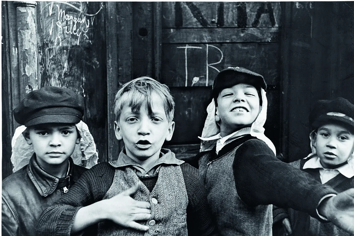 La admirable necesidad de Helen Levitt, pionera de la fotografía callejera, por retratar la esencia de lo que somos