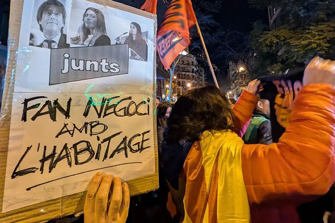 Colectivos contra los desahucios se manifiestan ante la sede de Junts ...