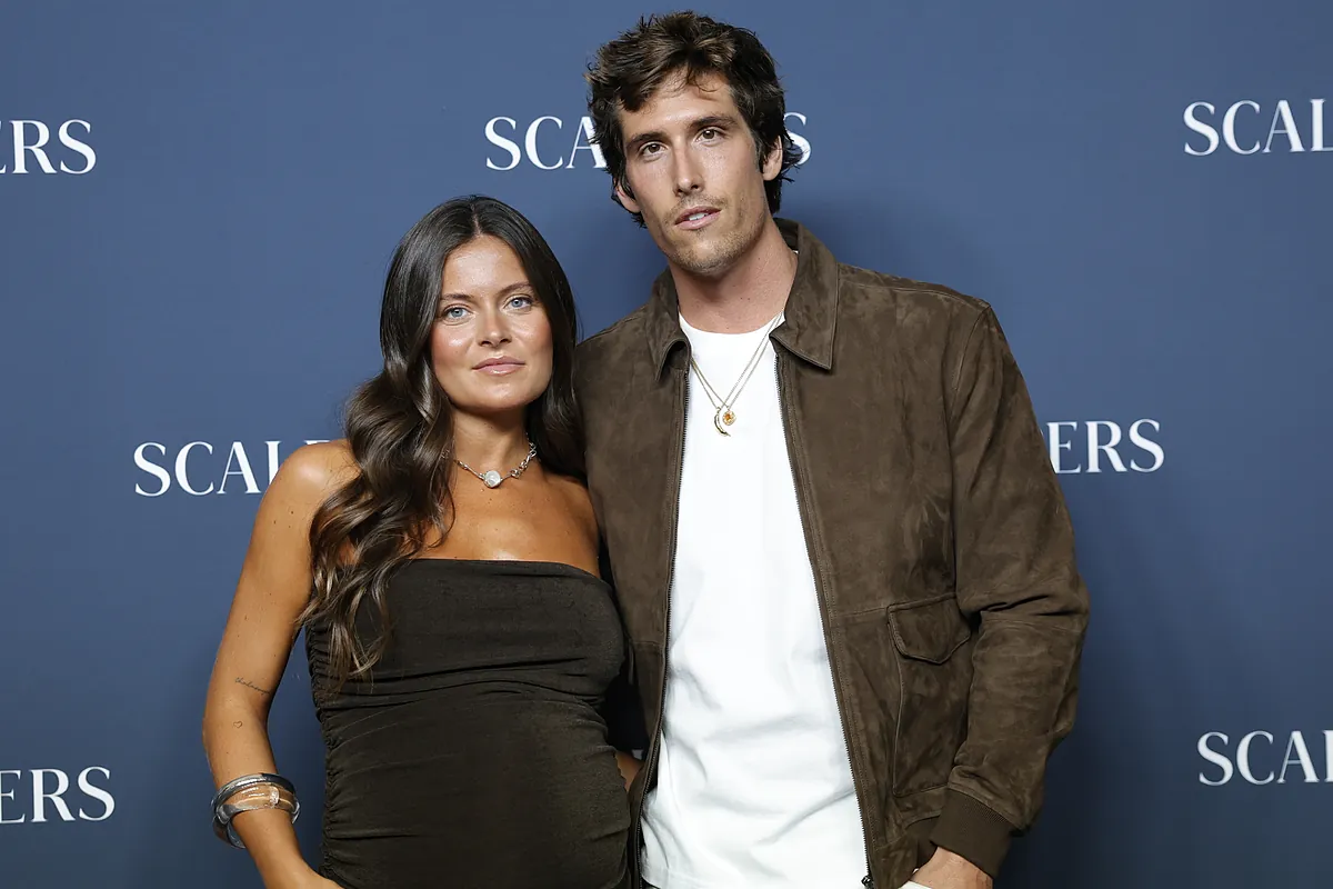 Una cruz tallada en marfil y una finca a las afueras de Madrid: así fue el bautizo del quinto nieto de Emilio Aragón y Aruca Fernández-Vega