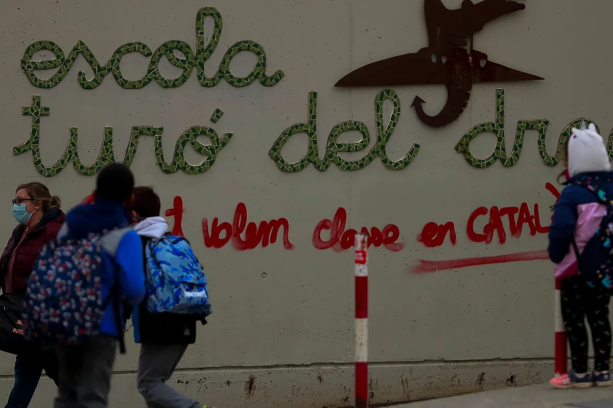 Segunda condena por el acoso a una familia de Canet que pidió más castellano: 15 meses de cárcel para un tuitero de L'Hospitalet