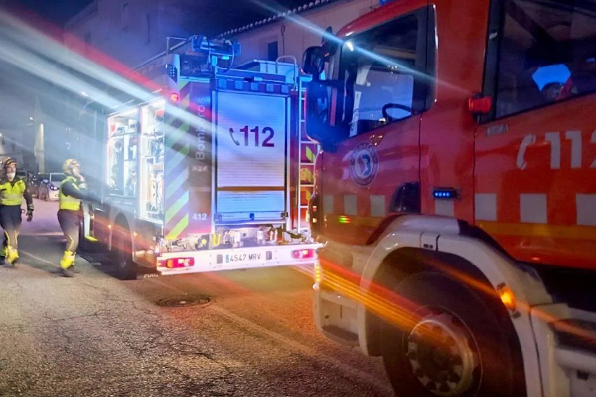 Seis atendidos por inhalar humo en el incendio de unas viviendas sociales de Alicante