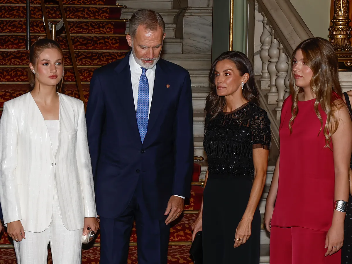 La Reina Letizia y la Princesa de Asturias acuden a los Premios Princesa de Girona con prendas prestadas y la Infanta Sofía hace un guiño a Barcelona en su look