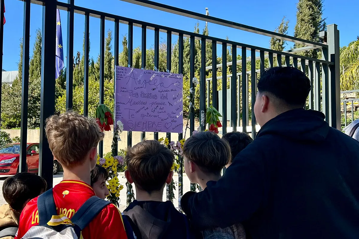 Flores, mensajes cariñosos y un minuto de silencio para recordar a Ángela en su instituto