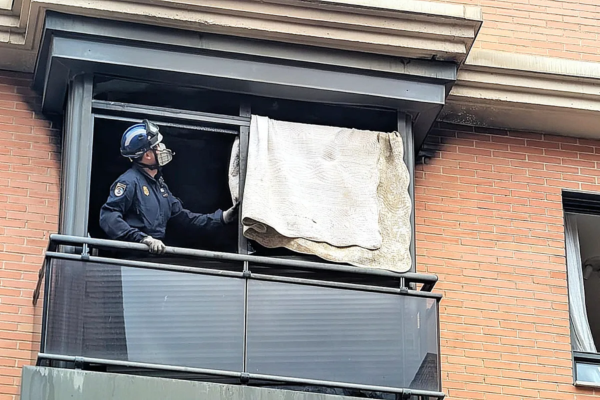 El fuego de más de 600 grados que acabó con la vida de Carmen y sus dos hijos en Carabanchel: "Les encontraron abrazados en el baño"