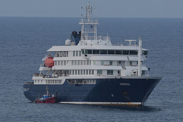 El crucero MV Hondius anclado en Praia, Cabo Verde.
