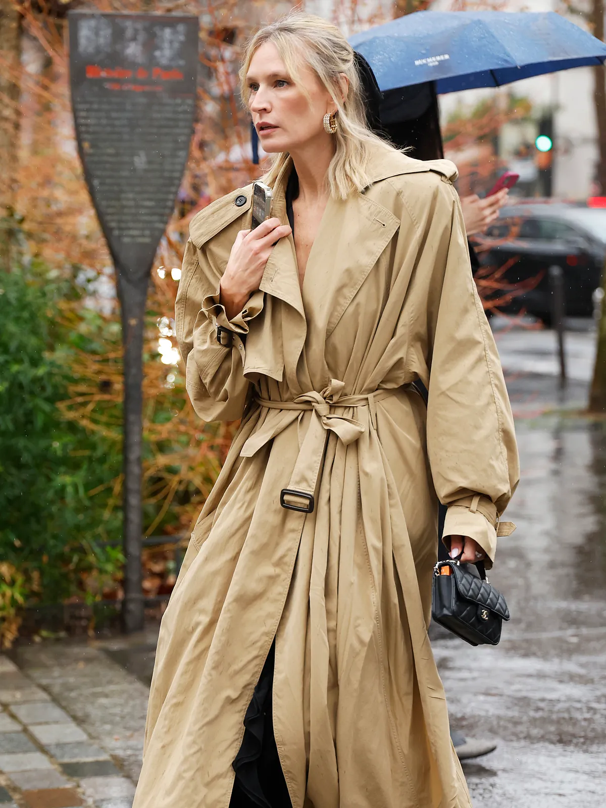 Era larga, ligera, de cuello chimenea, perfecta: ¿quién me ha robado la gabardina?