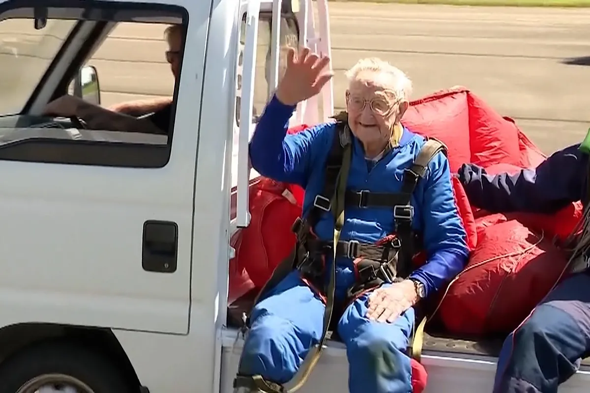 Un abuelo decide celebrar su 105 cumpleaños lanzándose en paracaídas