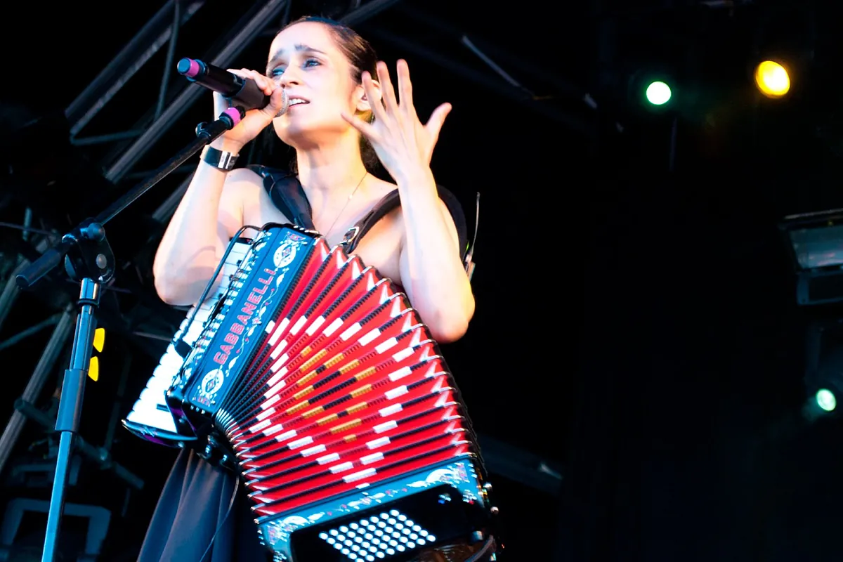 Julieta Venegas: "Parece que nos instalan un chip de cómo hay que ser mujer"