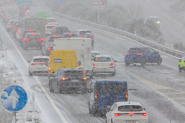 Varios coches varados por culpa de la nieve en una carretera de Salamanca.