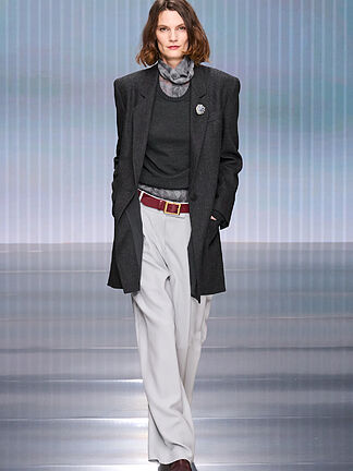 Giorgio Armani oto�o/invierno 2026: la primera colecci�n de Silvana, sobrina del dise�ador, imagina el pantal�n impecable y la gabardina verde imbatible para una mujer con los pies en la tierra