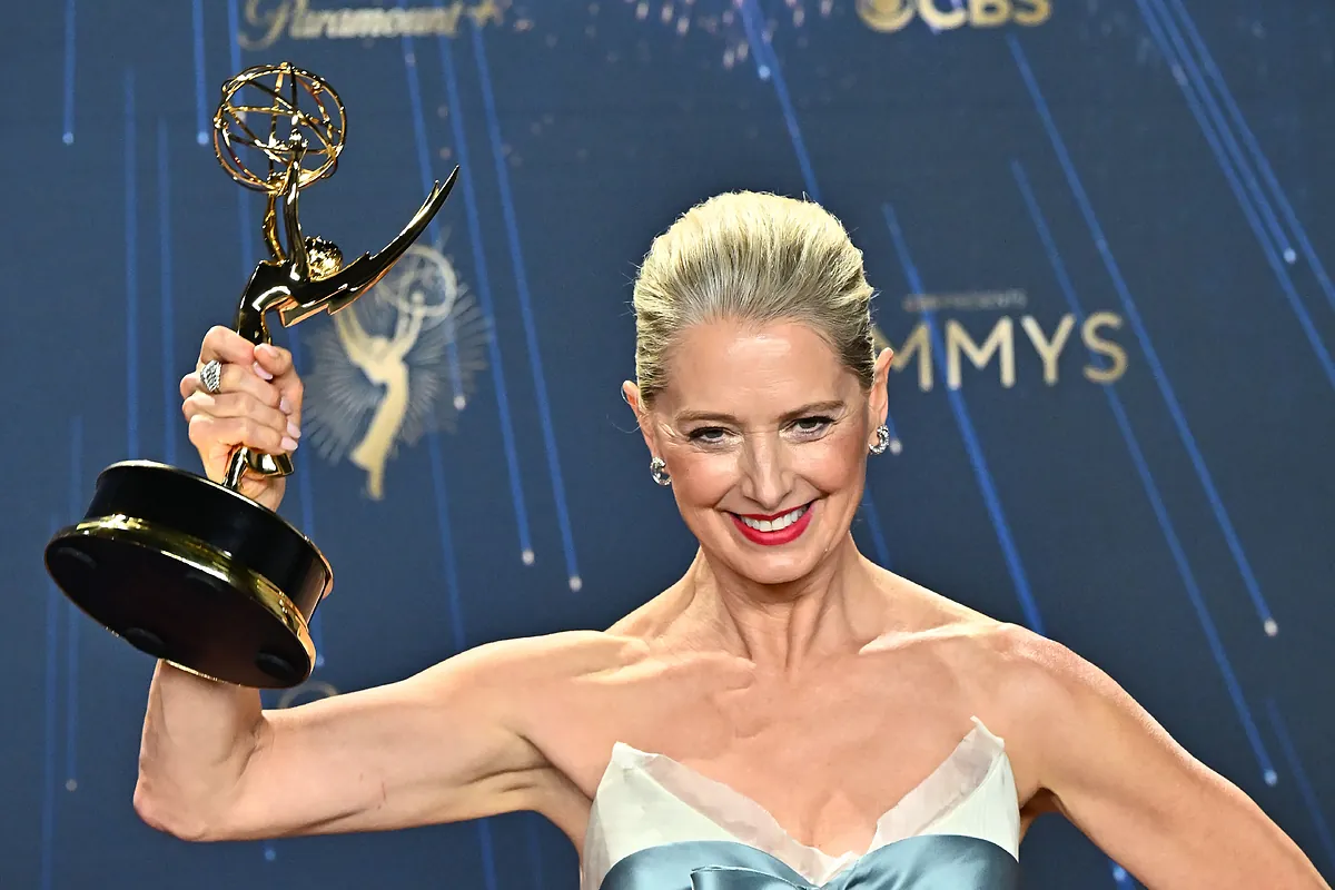 Katherine LaNasa, la actriz que ha conseguido el éxito en plena madurez con The Pitt: casada con el más guapo de Melrose Place y muchos años sin trabajar