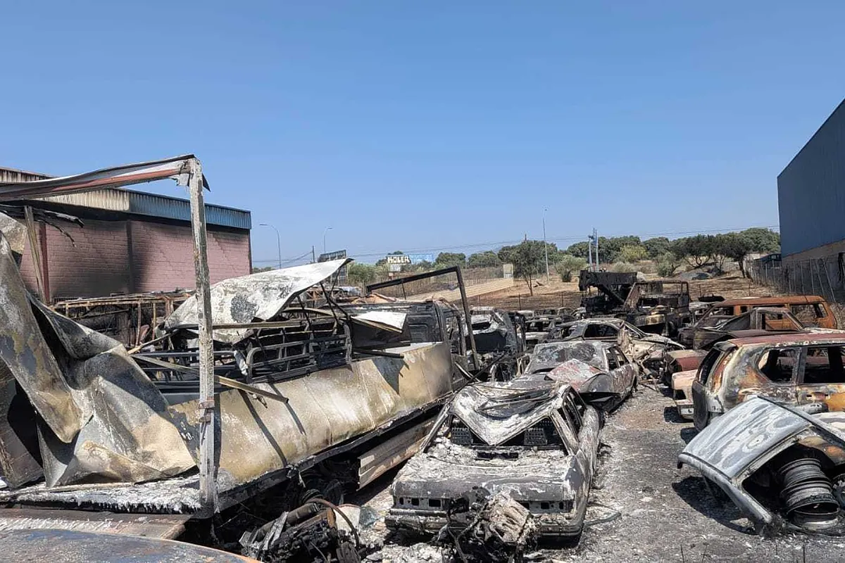 El incendio forestal de Madrid carboniza 120 coches de cine en Chapinería que se alquilaban para rodajes: "He perdido 700.000 euros y no sé si lo recuperaré"