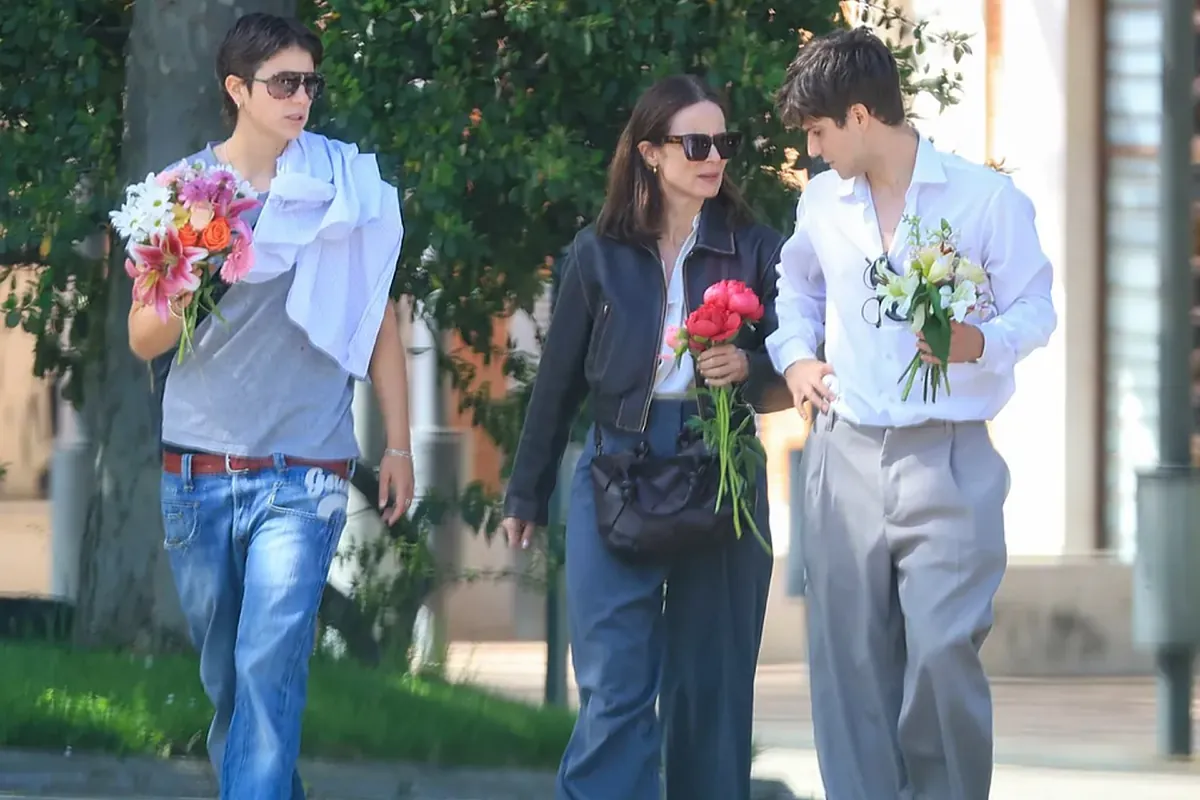 Aitana Sánchez-Gijón despide a su madre Fiorella de Angelis arropada por sus hijos Bruna y Teo