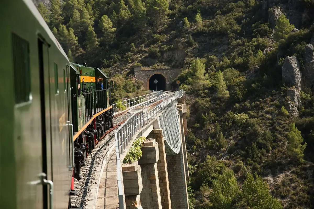 El tren de los años 60 que te lleva al Prepirineo de Lleida: una escapada de primavera con mucho paisaje y poco estrés